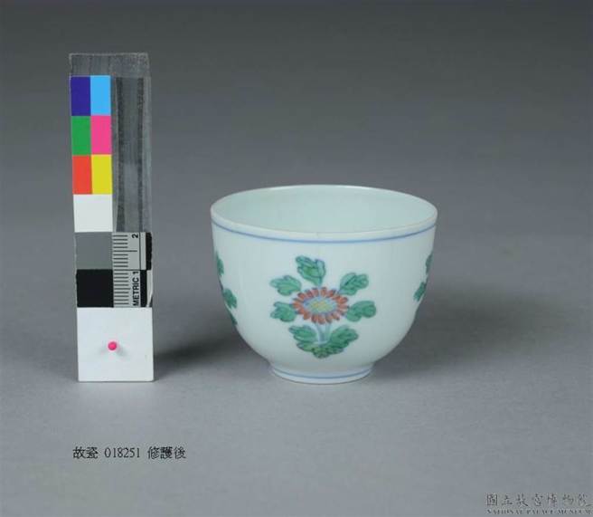 成化款白地彩花瓷杯修护后。（国立故宫博物院提供）
