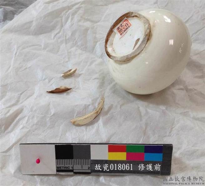 「清 康熙款 仿宋定窑三繫小瓷罐」修护前。（国立故宫博物院提供）
