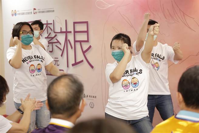 今天活动在唐宝宝的《摇嘞摇嘞》舞蹈、《心花开》陶笛表演下，正式揭开序幕。(主办单位提供)