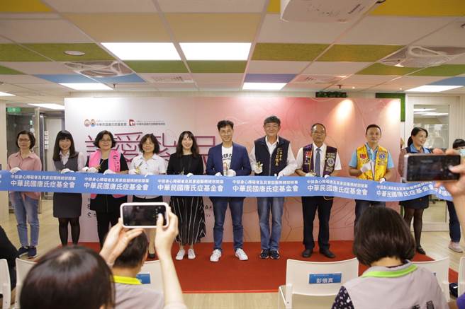 中华民国唐氏症基金会、唐氏症关爱者协会，今天举办「中部身心障碍者及其家庭服务总部开幕记者会」，由中市社会局长彭怀真、唐氏症基金会董事长暨关爱者协会理事长林正侠等共同剪彩。(主办单位提供)
