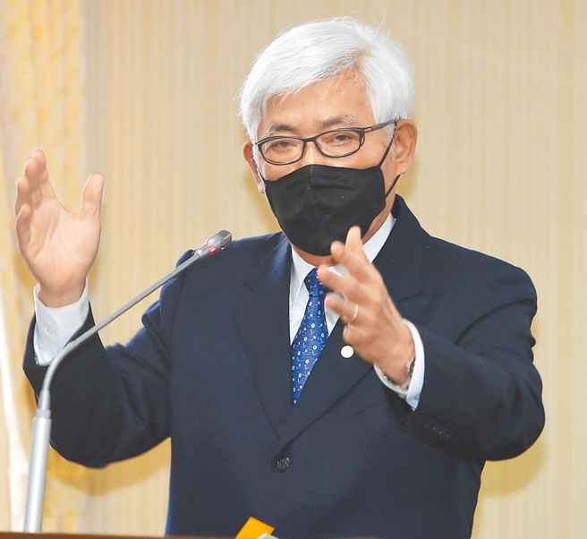 中選會主委李進勇明知既定選舉期程恐難躲疫情影響，卻選擇過去這段時間內消極不作為，而不是積極的基於職權，聲請憲法法庭就確診投票適法性做出解釋法律。（圖／本報系資料照）