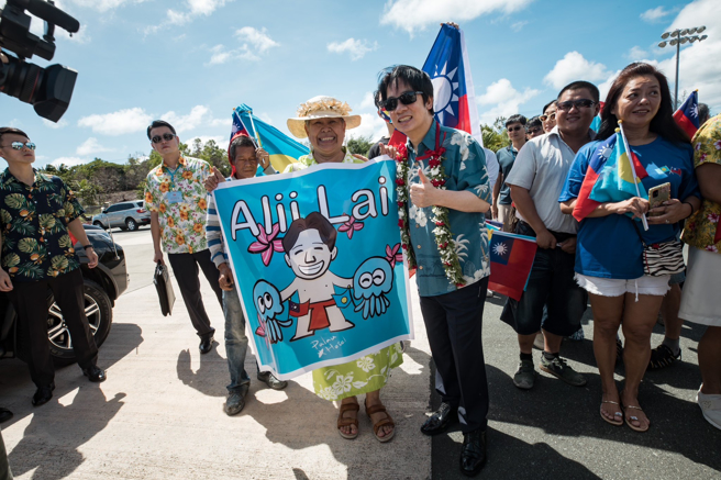賴清德出訪帛琉，明天行程將涉水，他今(1日)透露將穿花襯衫搭配牛仔褲。圖為帛琉學生致贈的海報，畫著賴清德穿著丁字褲。取自賴清德推特