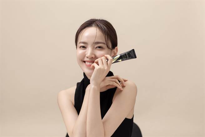 AHC 3D超效焕活全脸眼霜情境图。（AHC提供）