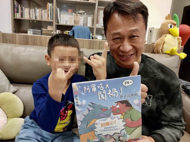 游安顺带家人一起欣赏《阿宁咕又闯祸了YA～》。（梦田影像提供）