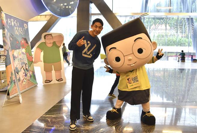 蓝钧天欣赏《阿宁咕又闯祸了YA～》。（梦田影像提供）