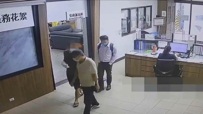 林姓男子在律师陪同下投案。（读者提供／程炳璋台南传真）