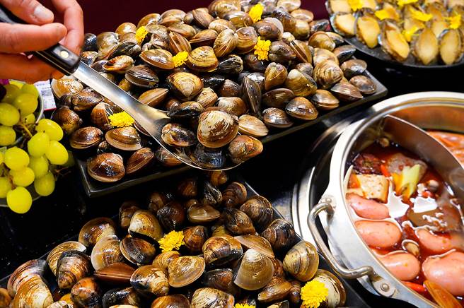 「馬辣頂級麻辣鴛鴦火鍋」推出優惠活動，符合條件者，全桌大放送XXL東石大蛤吃到飽。(馬辣集團提供)