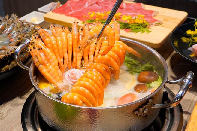 「涮樂」對於符合條件者，全桌「鮮甜白蝦」無限開吃。(馬辣集團提供)