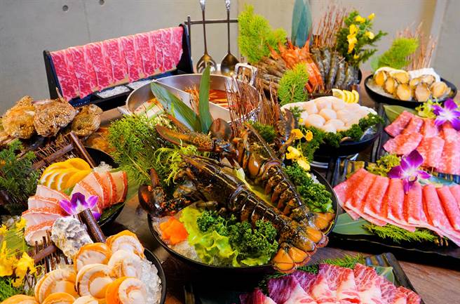 視覺系鍋物「問鼎」依不同方案消費，享不同額外升級。(馬辣集團提供)