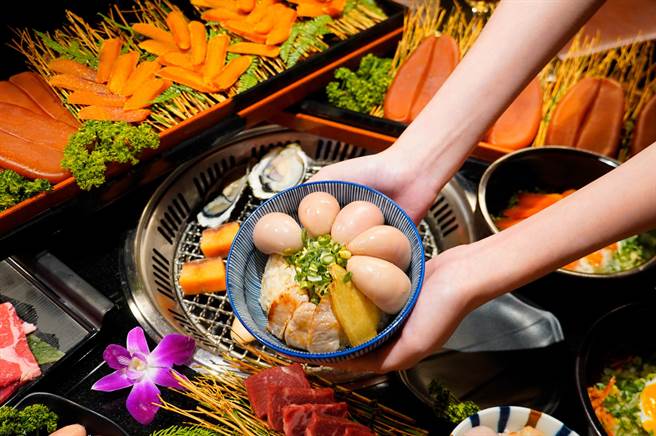 「哞哞屋和牛燒肉」推出新品「麻油雞胇松阪豬湯泡飯」，不限時段、人數及價位，活動期間到店用餐即可享用。(馬辣集團提供)