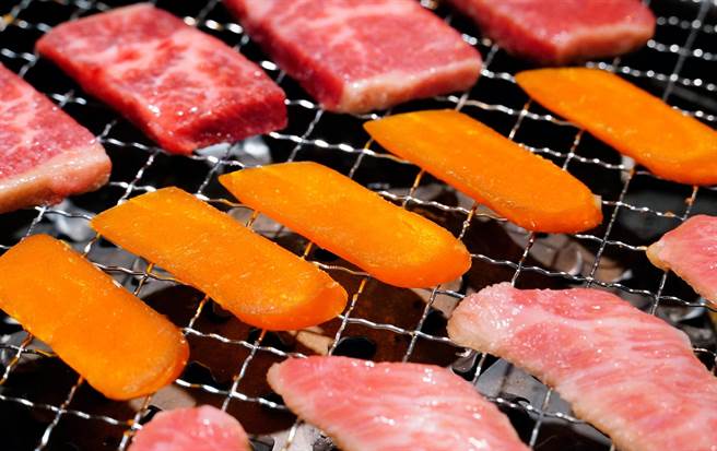 民眾到「夯下去新潮和牛燒肉」用餐，選擇指定方案，全桌可享雲林北港烏魚子吃到飽。(馬辣集團提供