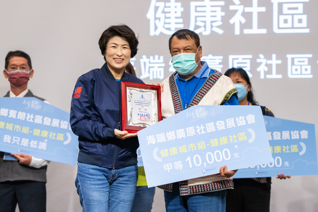 饒慶鈴表示，台東人平均餘命5年來升幅達全台第2，醫療衛生排名也拿下第2名。（圖／取自饒慶鈴臉書）