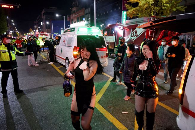 梨泰院万人踩踏惨案，越来越多当事者现身说法，说词一致提到远方传来「用力推」的声音，还有一名头戴兔耳髮箍的男子也跟着起哄。(图/路透社) 