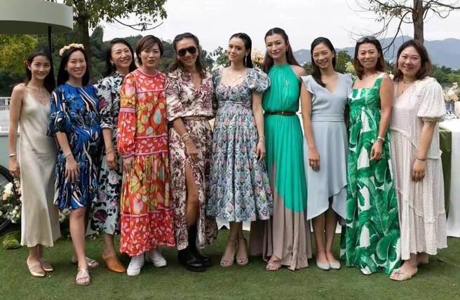 一票名媛出席冯余慕庄(右4)的花园派对。(图／取自冯余慕庄IG)