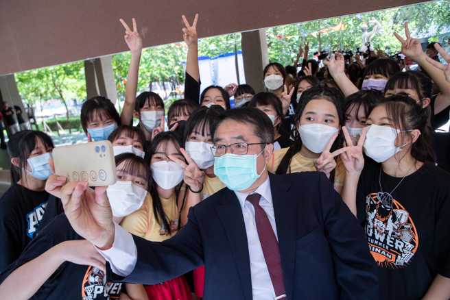 黃偉哲(中)推動藝術進區穿梭台南每個城鎮，把劇場搬到戶外，在街頭巷尾就能看表演。（圖／取自黃偉哲臉書）