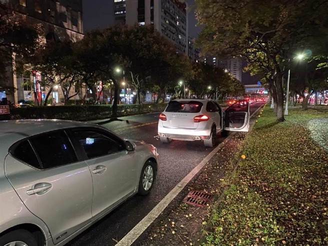 肇事保時捷休旅車引擎蓋也凹陷。（民眾提供）