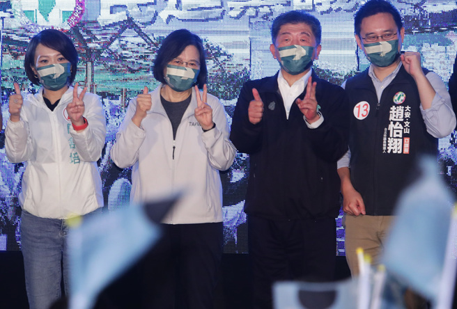 總統蔡英文(左2)1日出席陳時中(右2)的廟口開講活動，並且一起高呼當選口號。（中時資料照／季志翔攝）