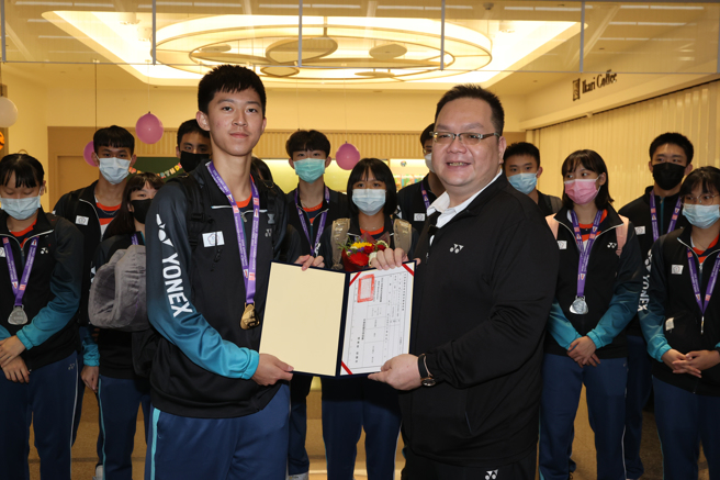 中华羽协代表李侑龙（右）颁发奖状给郭冠麟（左）。（中华羽协提供）