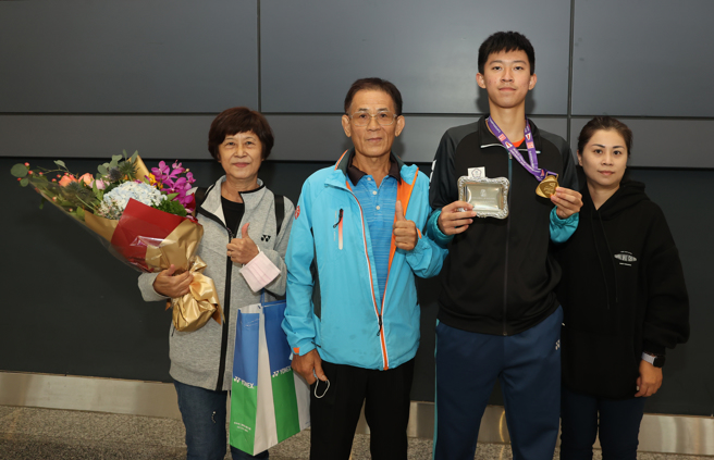 郭冠麟（右2）跟妈妈（右1）及外公（左2）、外婆（左1）。（中华羽协提供）