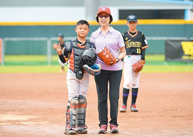華南金控副總經理林貴姬（左二）擔任「2022 MLB CUP Taiwan」冠軍賽開球貴賓，為球賽開出好球。圖／華南金提供