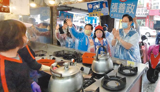 國民黨桃園市長候選人張善政（右一）徒步掃街拜票，對於鄭運鵬攬功台積電1奈米廠落腳桃園，質疑選舉提這個用心是什麼？（呂筱蟬攝）