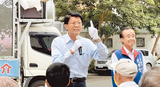 國民黨台南市長候選人謝龍介（左）繼續緊咬文旦產銷議題，昨在麻豆連辦3場座談會。（張毓翎攝）