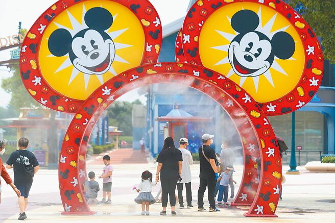 受疫情影响，上海迪士尼度假区昨日起暂时关闭、园区「不进不出」，在园游客须等待现场核酸结果阴性后才能离开。（中新社）