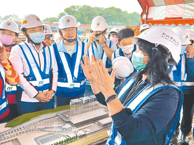 捷运万大中和线已全线施工，全功能性主机厂「金城机厂」亦如火如荼兴建中，新北市长侯友宜前往视察，期勉双北共同努力。（李奇叡摄）