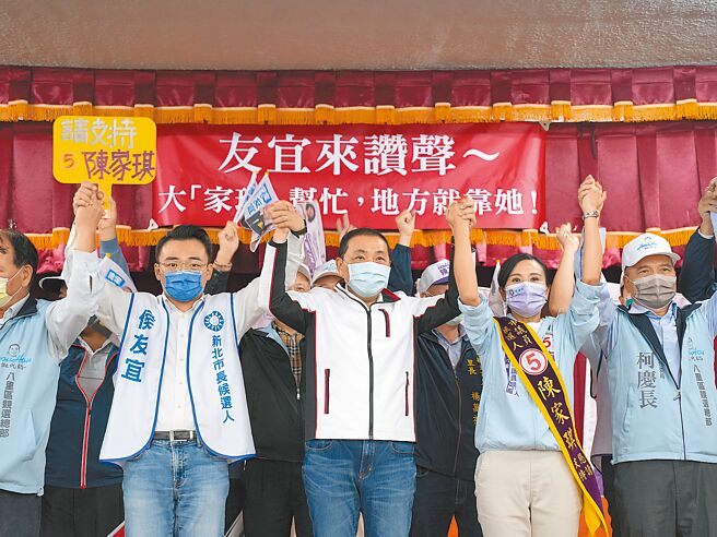 新北市长侯友宜（右三）昨日前往八里，替新北市议员候选人陈家琪（右二）站台辅选。左二为立法委员洪孟楷。（黄敬文摄）