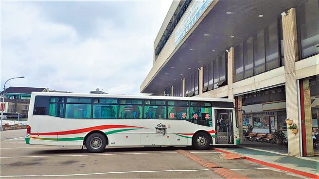 苗栗县敬老爱心卡只能搭乘客运、捷运，地方希望能扩大服务项目，县府社会处研拟以交通为主，新增使用项目。（李京升摄）