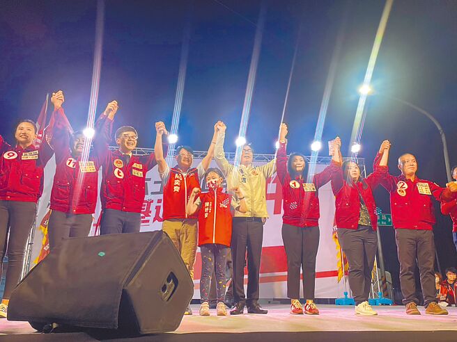 高雄市长陈其迈（右四）化身最强「母鸡」，近期不只帮民进党自家议员候选人辅选，甚至还替台湾基进党、无党籍议员候选人站台。（洪浩轩摄）