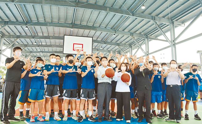 由公墓迁葬后打造的「北兴光电球场」，成为屏东活化公墓土地再利用典范。（林和生摄）