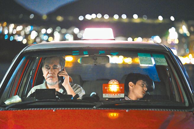 黃秋生（左）在《白日青春》中與林諾有大量的對手戲，2人也各自入圍今年金馬影帝及新人。（采昌國際提供）