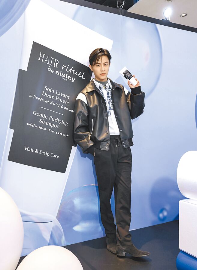 王子邱胜翊日前出席Hair Rituel霓虹泡泡club快闪店开幕活动。（Sisley提供）