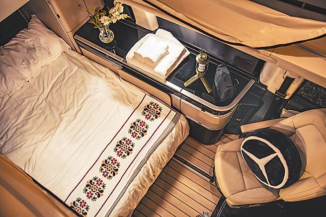 打平後座成為雙人臥舖。（台灣賓士提供）