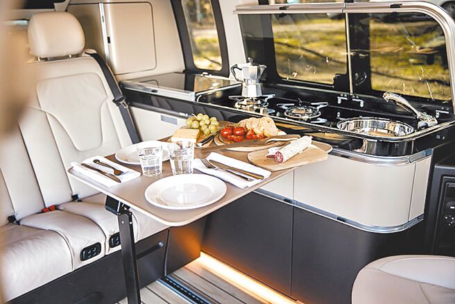 餐桌與一體式豪華廚房。（台灣賓士提供）