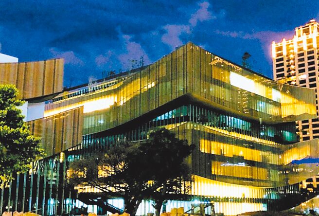 夜晚的生命树。（陈铭磻摄）