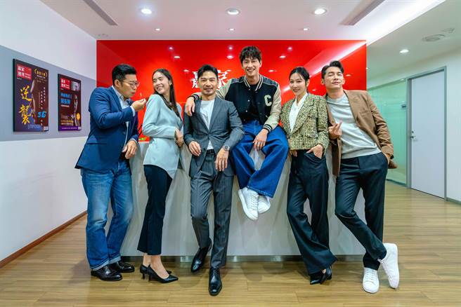 马力欧、林奕岚、导演林暐恒(阿Ken)、范少勋、曾莞婷、温升豪出席《X！又是星期一》开镜。（镜文学提供）