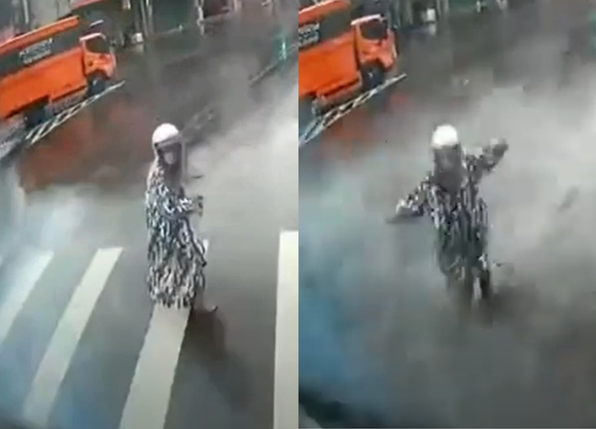 行人闖紅燈走在斑馬線上，因未注意路況，嚇得砂石車駕駛緊急剎車，也送給行人「泥浴Spa」。（翻攝自臉書記者爆料網）