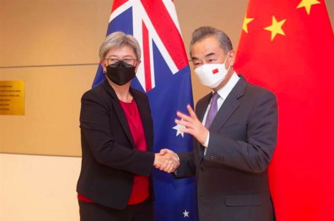 中国国务委员兼外长王毅9月在纽约出席联合国大会期间会见澳大利亚外长黄英贤，从双方互动情况观察，两国的关系将很快走回正轨。（图／中国外交部官网）