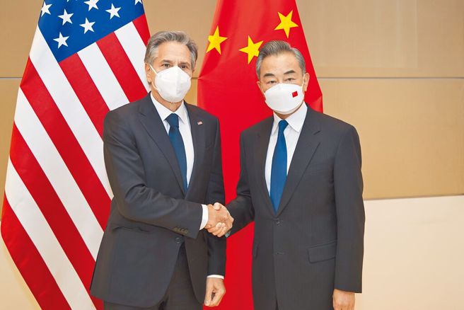 图为中国国务委员兼外长王毅（右）日前在纽约中国常驻联合国代表团驻地会见美国国务卿布林肯（左）。（中新社）