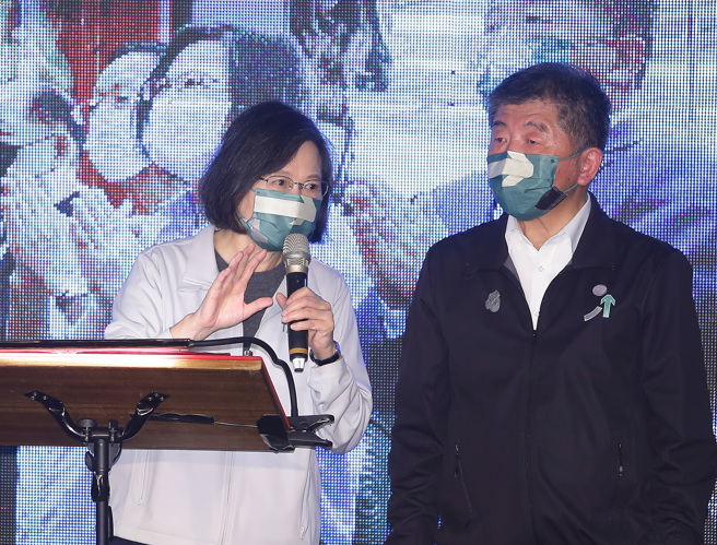 蔡英文总统（左）1日出席民进党台北市长候选人陈时中（右）的庙口开讲－阿中政策说明会活动。(资料照/季志翔摄)