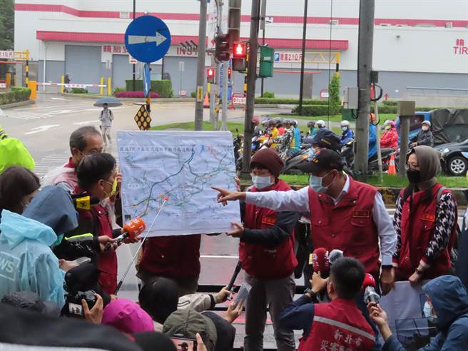 國1邊坡坍塌車流恐讓汐止更塞 侯友宜視察：全力疏導。（葉德正攝）