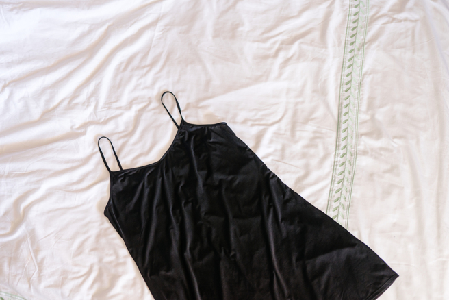 新竹一名人妻在家里的客房发现黑色性感睡衣，怀疑丈夫出轨。（示意图／Shutterstock）