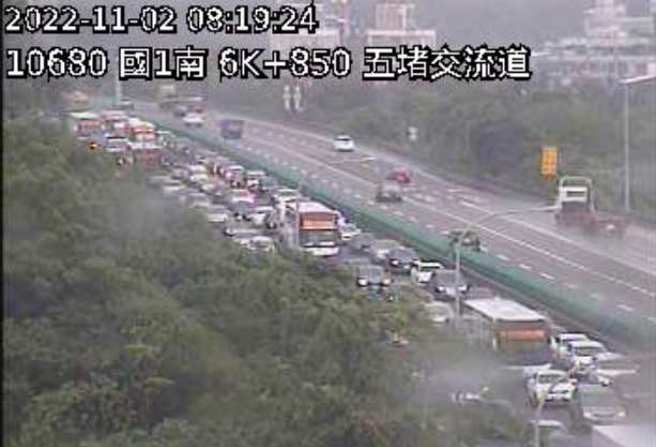 國1汐止走山封閉，造成今早上班時間大塞車。(翻攝自高公局)