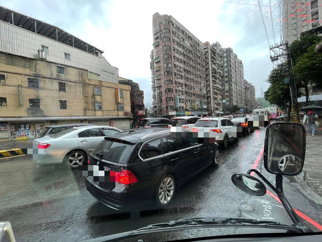 國道1號汐止段大塞車，連多處平面道路也都塞爆。(網友提供)