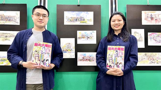 新营在地青年漫画家吴冠璇（右）与来自风城新竹的漫画家叶友乔（左），受邀在台南市政府民治中心11月的艺文展，展出相关作品。（张毓翎摄）
