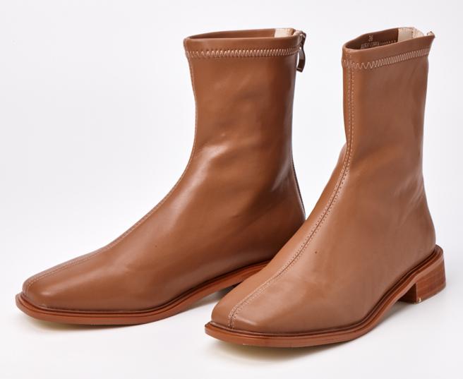 京站的Avivi时髦车线方头低跟袜靴，原价3980元，特价1800元。（京站提供）