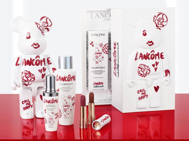 大叶高岛屋的兰蔻在11日至30日期间，推出单笔满3000元、内含BE@RBRICK联名商品，即赠100% BE@RBRICK公仔，绝对完美柔雾唇膏 BE@RBRICK限定版，1350元。（大叶高岛屋提供）