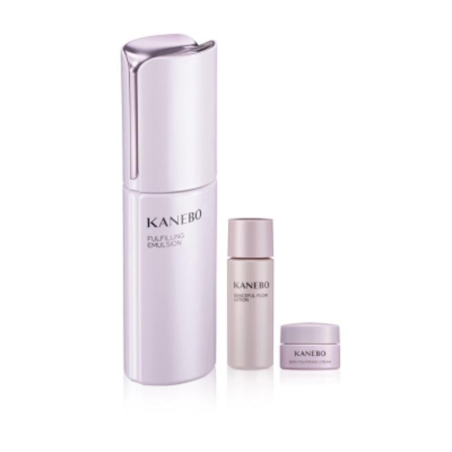 Global Mall环球Online的佳丽宝萃龄弹润抗痕乳限定组，原价6370元，优惠价3825元。（Global Mall提供）